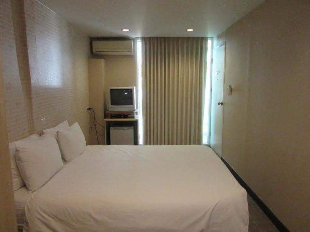 Urban House Hotel Bangkok Exterior foto