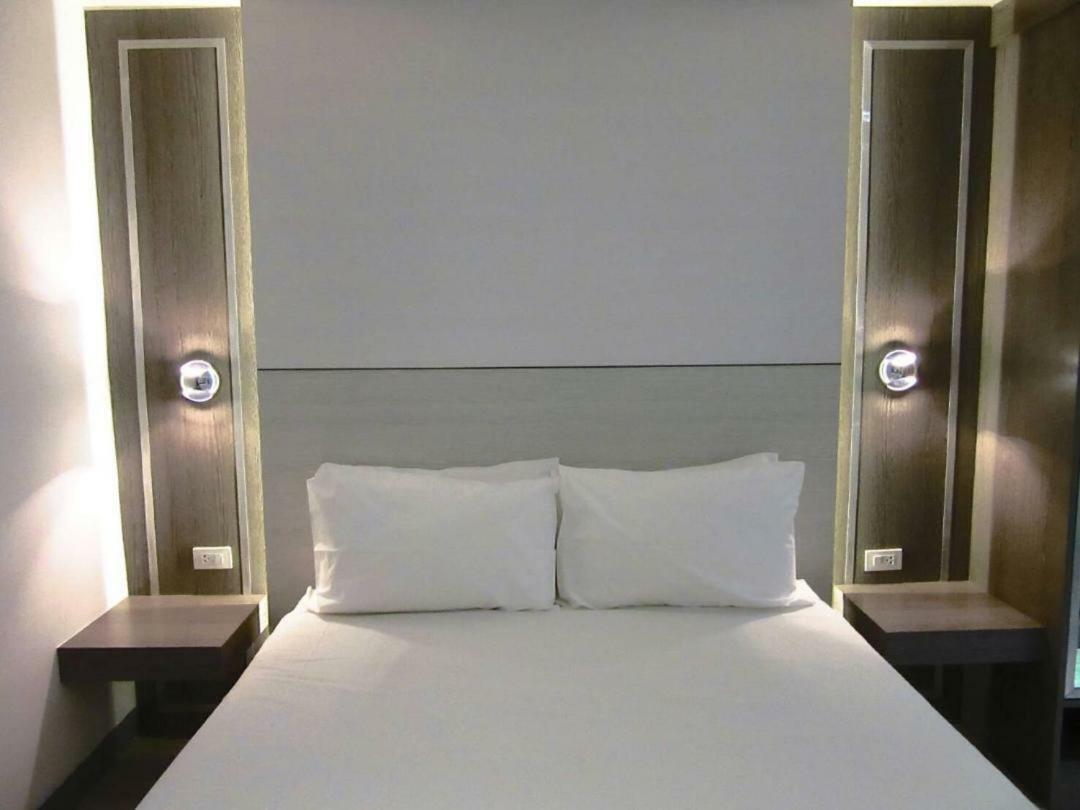 Urban House Hotel Bangkok Exterior foto